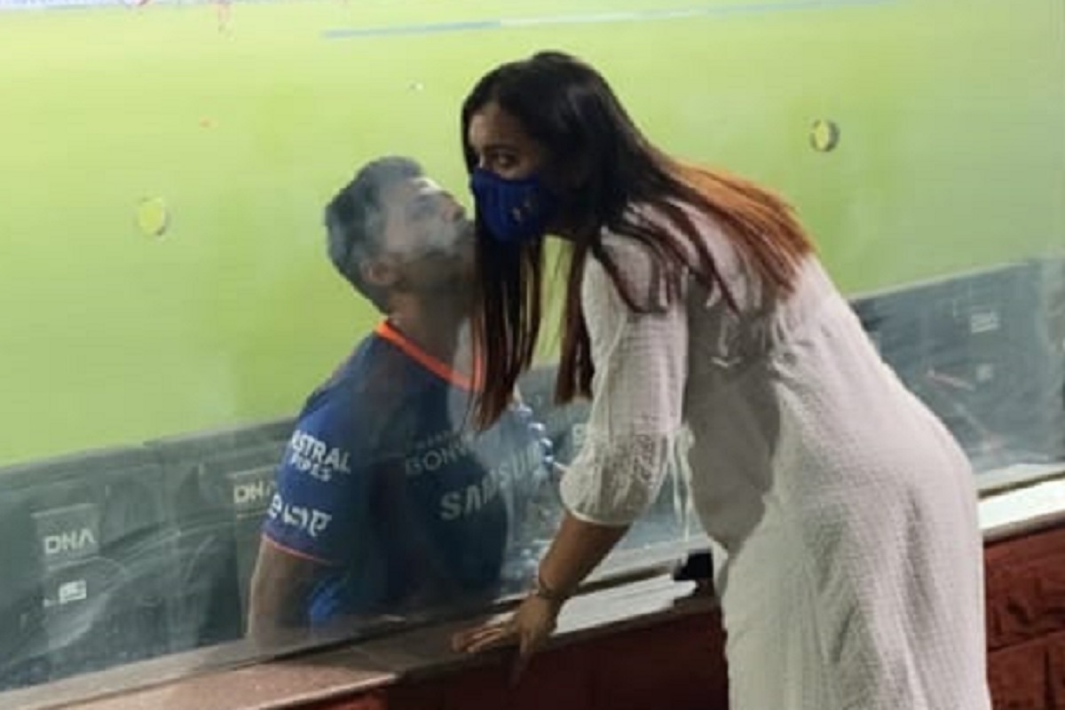 IPL 2021: सामन्यादरम्यान सूर्यकुमार यादवचा रोमँटिक अंदाज, मध्ये काच असूनही बायकोला केलं KISS