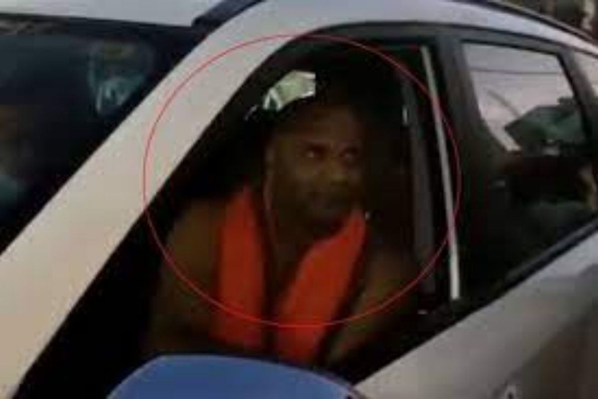 VIDEO : मास्क लावला नाही म्हणून आत्मानंद सरस्वतींना दंड; मोदींचं नाव घेऊन करत राहिले समर्थन