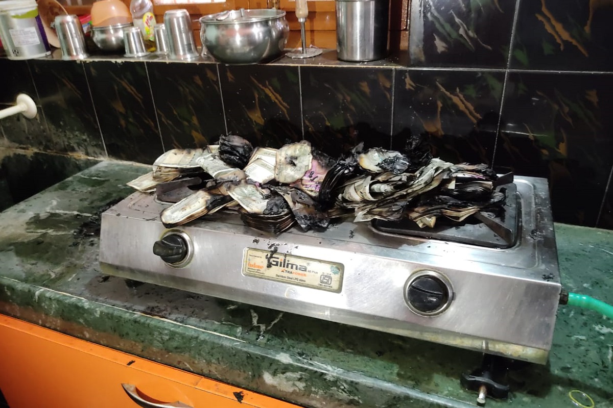 ACB ची धाड पडताच गॅसवर जाळले 5 लाख, तहसीलदार आणि त्याच्या साथीदाराचा भ्रष्टाचार उघडकीस