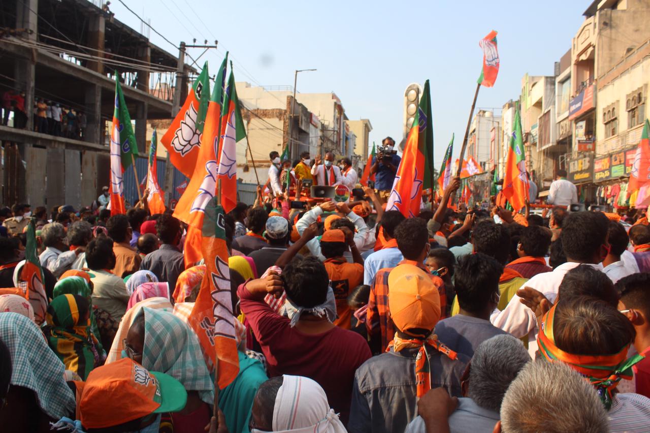 गेल्या काही दिवसात तेलंगणामध्येही कोरोना रुग्णांची संख्या वाढली आहे. दररोज 8000 च्या वर नवे रुग्ण सापडत आहेत. गेल्या काही दिवसात तेलंगणामध्येही कोरोना रुग्णांची संख्या वाढली आहे. दररोज 8000 च्या वर नवे रुग्ण सापडत आहेत.