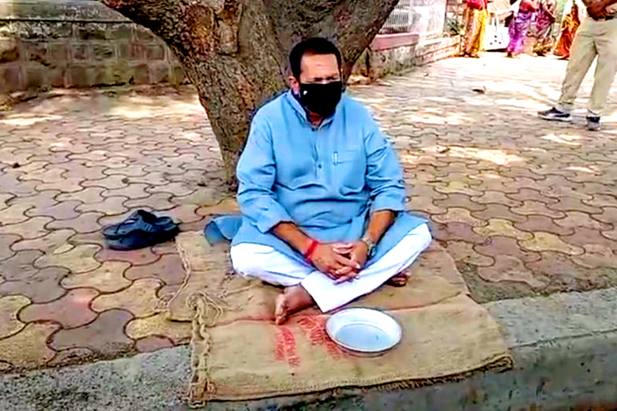 उदयनराजेंनी हातात घेतला कटोरा! Lockdown च्या विरोधात साताऱ्यात 'भीक मांगो' आंदोलन; पाहा VIDEO