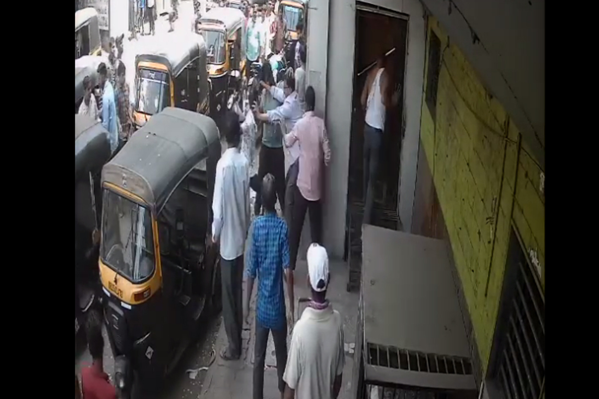 'आम्हाला मुली दे, दारू दे' म्हणत लॉज मालकावर तिघांचा चाकूने हल्ला, LIVE VIDEO