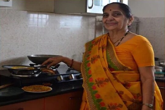 सत्तरीतही आजीबाई झाल्या बिझनेसवुमेन; 77 व्या वयात सुरू केलं स्वत:चं फूड स्टार्टअप