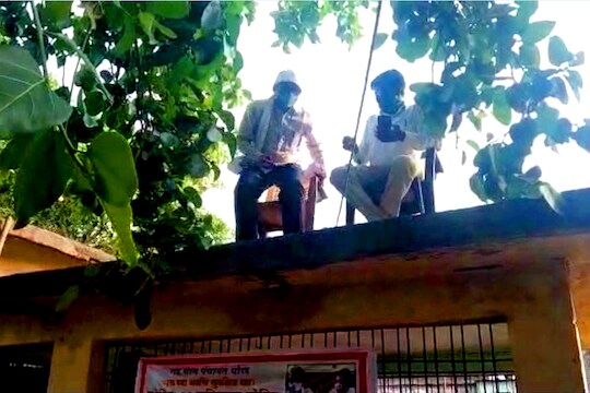Networkसाठी कर्मचारी नागरिकांच्या छतावर! लसीकरणाच्या ऑनलाईन प्रक्रियेसाठी द्राविडी प्राणायाम