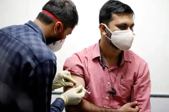 Covishield च्या दोन डोसमधील अंतर बदलणं कितपत गरजेचं? वाचा काय सांगतात तज्ज्ञ