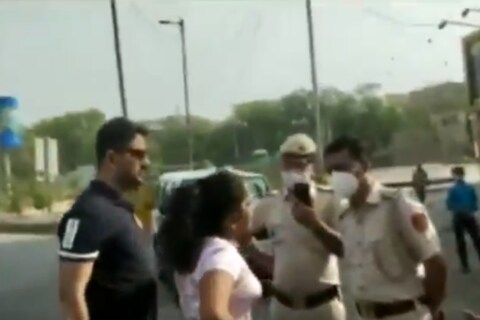दिल्ली पोलिसांनी (Delhi Police) शेअर केलेल्या या व्हिडिओमध्ये (Video) महिला म्हणत आहे, की मी यूपीएससी पास आहे. महिला पुढे म्हणाली, की मी स्वतःच्याच कारमध्ये मास्क (Mask) का वापरु? 
