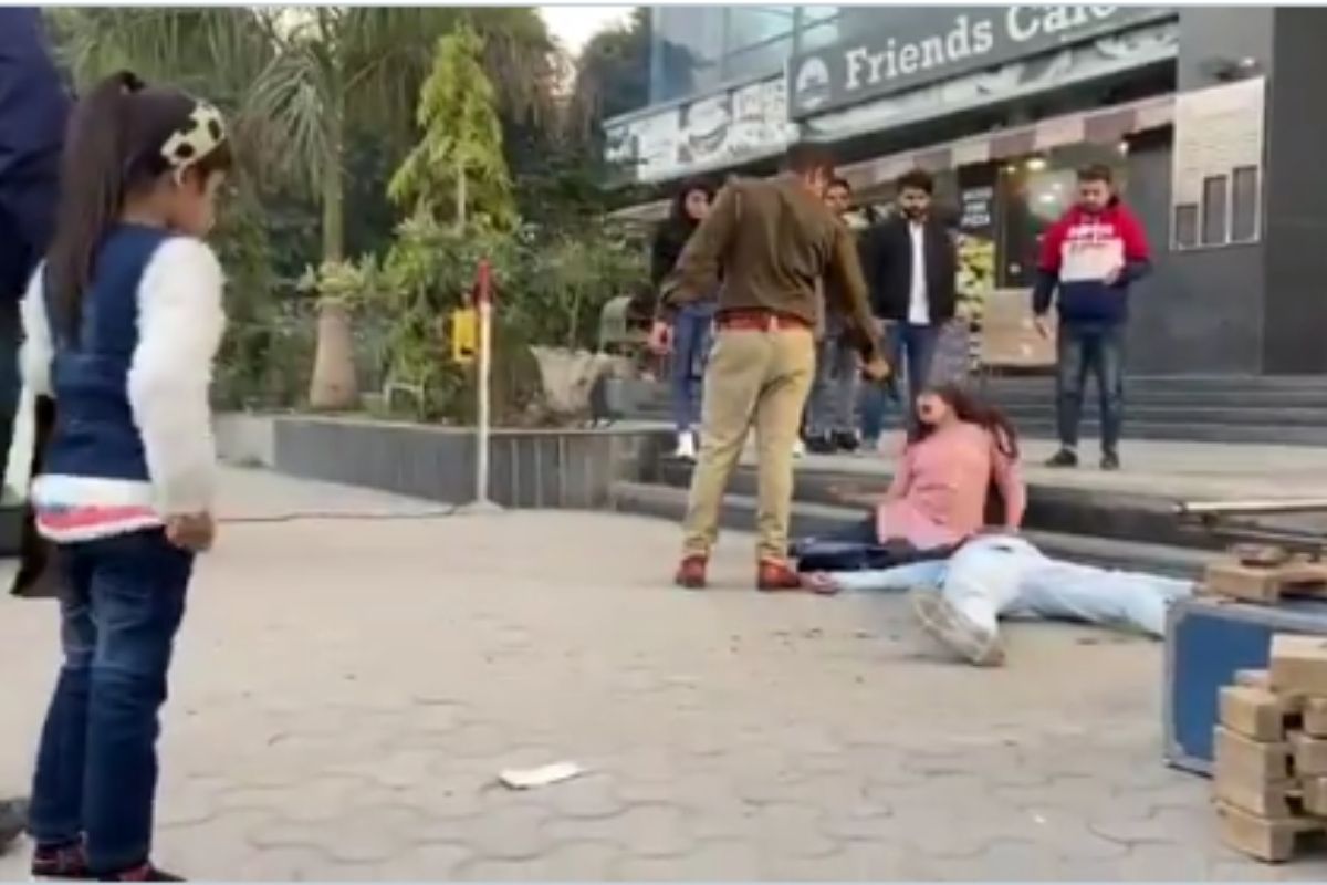 पोलिसांनी भररस्त्यात तरुण-तरुणीला घातली गोळी; VIRAL VIDEO मागील काय आहे सत्य?