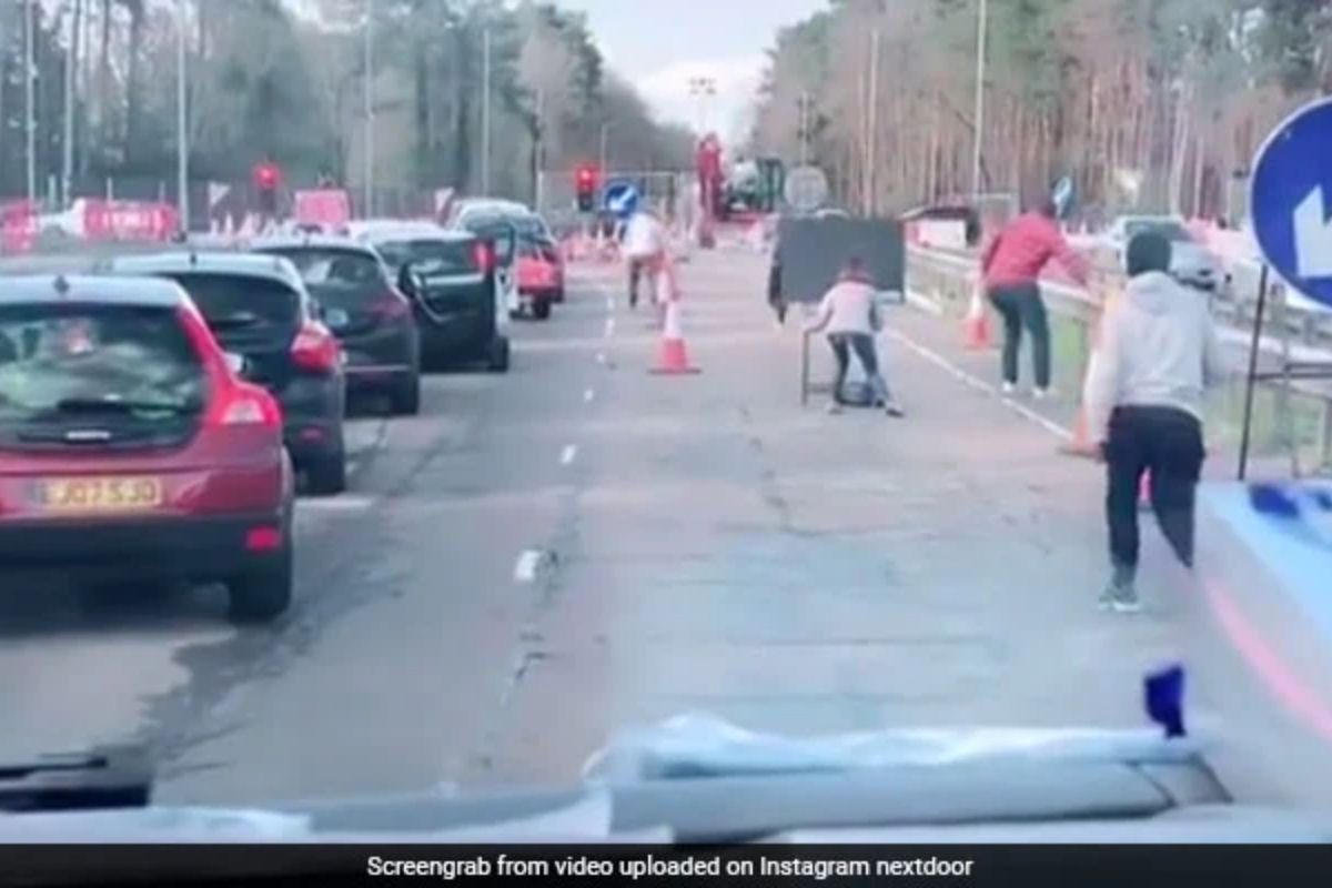 Video : Ambulance ला रस्ता देण्यासाठी नागरिक गाडीतून उतरले; असं काही केलं की होतंय कौतुक