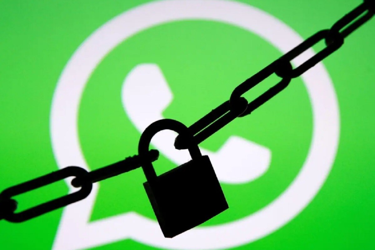 रिपोर्टनुसार, सायबर गुन्हेगार सर्वात आधी कोणच्याही मोबाईलमध्ये WhatsApp अॅक्सेस करण्यासाठी एखाद्या युजरचा नंबर टाकतात. याचा कोड खऱ्या युजरकडे जातो. हॅकर्स मुद्दाम चुकीचा कोड टाकतात. तीन वेळा चुकीचा कोड टाकल्यानंतर युजरचं WhatsApp अकाउंट 12 तासांसाठी ब्लॉक होतं. रिपोर्टनुसार, सायबर गुन्हेगार सर्वात आधी कोणच्याही मोबाईलमध्ये WhatsApp अॅक्सेस करण्यासाठी एखाद्या युजरचा नंबर टाकतात. याचा कोड खऱ्या युजरकडे जातो. हॅकर्स मुद्दाम चुकीचा कोड टाकतात. तीन वेळा चुकीचा कोड टाकल्यानंतर युजरचं WhatsApp अकाउंट 12 तासांसाठी ब्लॉक होतं.