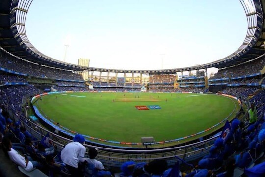 IPL 2021: वानखेडे स्टेडियमरील सामने इतरत्र हलवा, Corona संकटकाळात मुंबईकरांचं मुख्यमंत्र्यांना पत्र