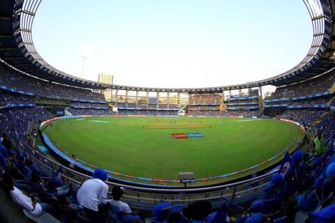 चेन्नई सुपर किंग्स विरुद्ध दिल्ली कॅपिटल्स (CSK vs MI) यांच्यात वानखेडे स्टेडियमवर (Wankhede Stadium) शनिवारी पहिली मॅच होणार आहे. या मॅचला मुंबईकरांनीच विरोध केला आहे. त्यांनी याबाबतचं पत्र मुख्यमंत्र्यांना पाठवलं आहे. 