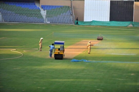 IPL 2021 : मोठी बातमी! वानखेडे स्टेडियमच्या 8 कर्मचाऱ्यांना कोरोनाची लागण