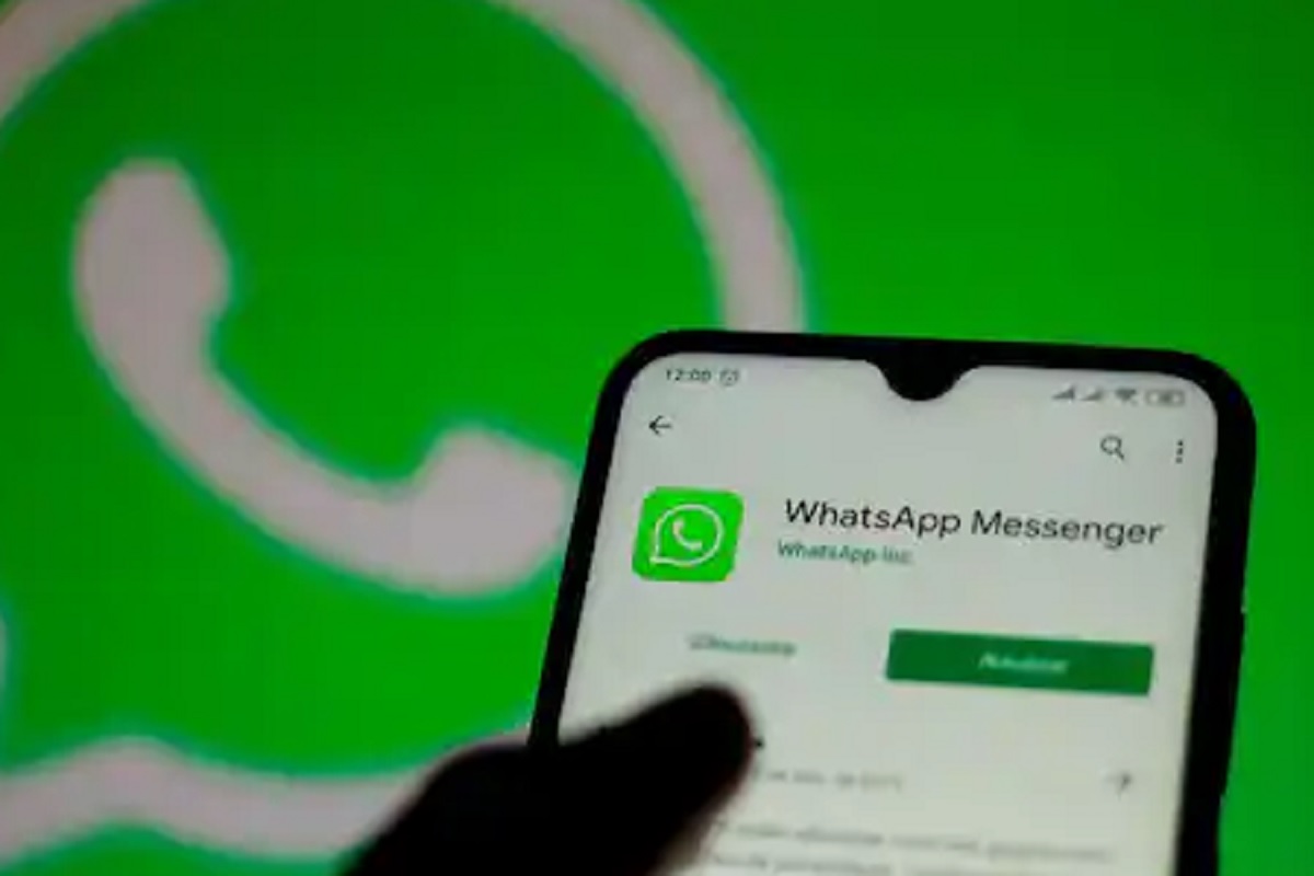 दुसऱ्याने व्हॉट्सअॅप स्टेटसला ठेवलेले फोटो स्क्रिनशॉट काढून सहजपणे डाउनलोड करता येतात.