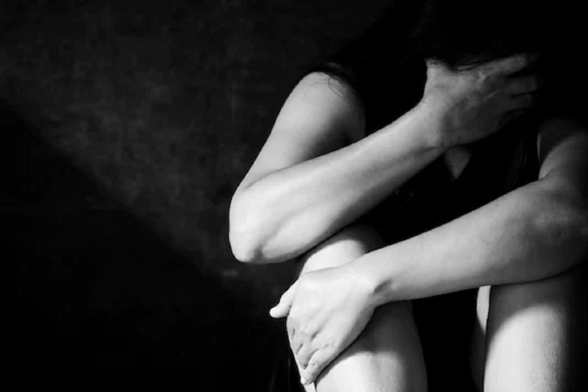 बीड हादरलं! कोविड सेंटरमधील नर्सच्या रुममध्ये घुसून विनयभंग; सहकाऱ्याविरुद्ध गुन्हा दाखल