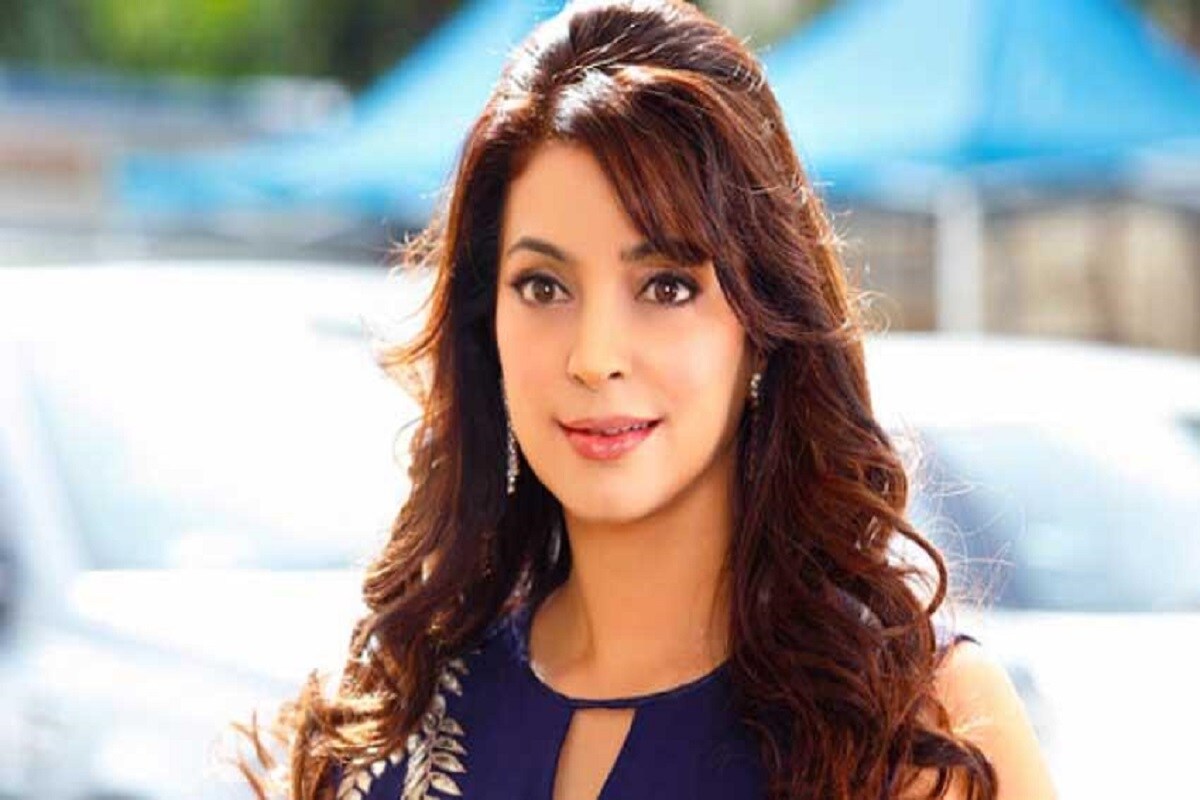 जेव्हा जुही चावलाला आपल्या पहिल्या गरोदरपणाची माहिती समजली होती. तेव्हा ती एका कार्यक्रमासाठी विदेश दौऱ्यावर जाणार होती. आणि दुसऱ्या दुसऱ्या गरोदरपणाची माहिती मिळाली तेव्हा ती 'झंकार बिट्स' या चित्रपटाच्या चित्रीकरणात व्यस्त होती. मात्र तिने कोणतीही विश्रांती नं घेता आधी चित्रीकरण पूर्ण करून घेतलं.