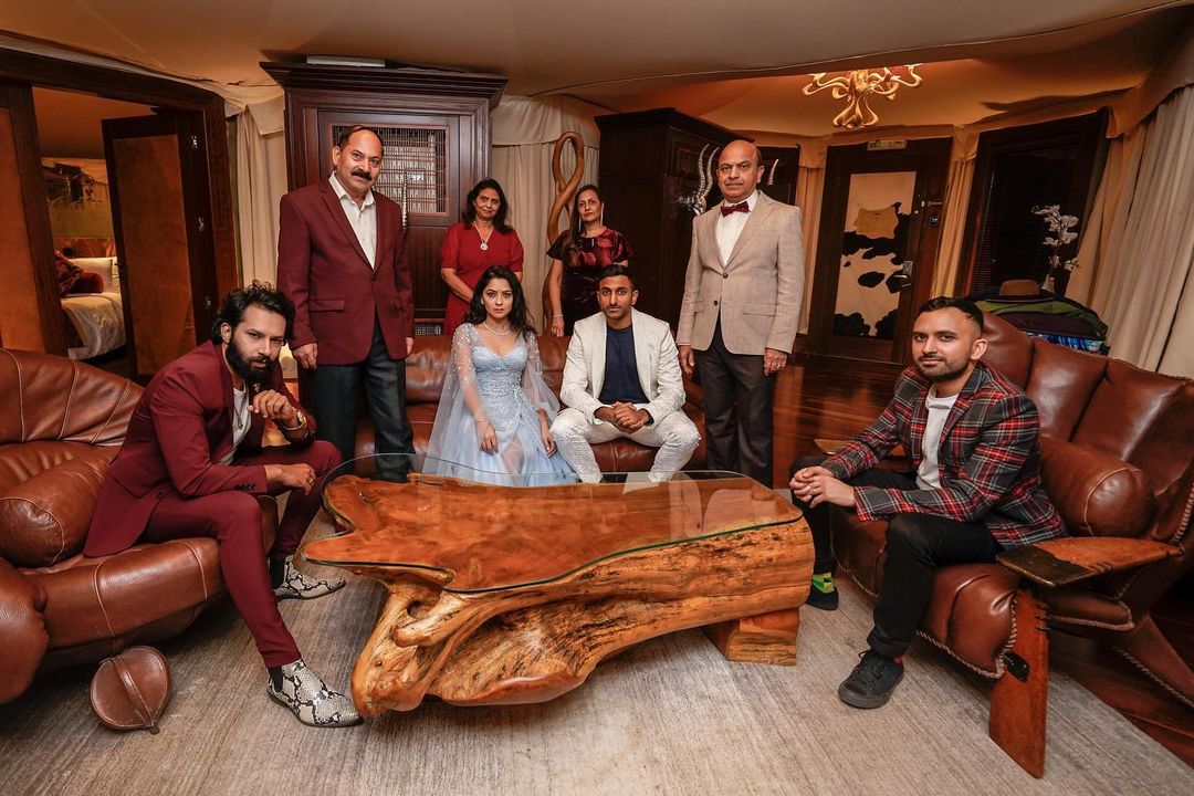कुणालचे कुटुंबिय हे लंडन ला राहतात तर सोनलीचे कुटुंब भारतात असते त्यामुळे त्यांनी दुबईत साखरपुडा केला असल्याचं सोनाली म्हणाली होती. कुणालचे कुटुंबिय हे लंडन ला राहतात तर सोनलीचे कुटुंब भारतात असते त्यामुळे त्यांनी दुबईत साखरपुडा केला असल्याचं सोनाली म्हणाली होती.