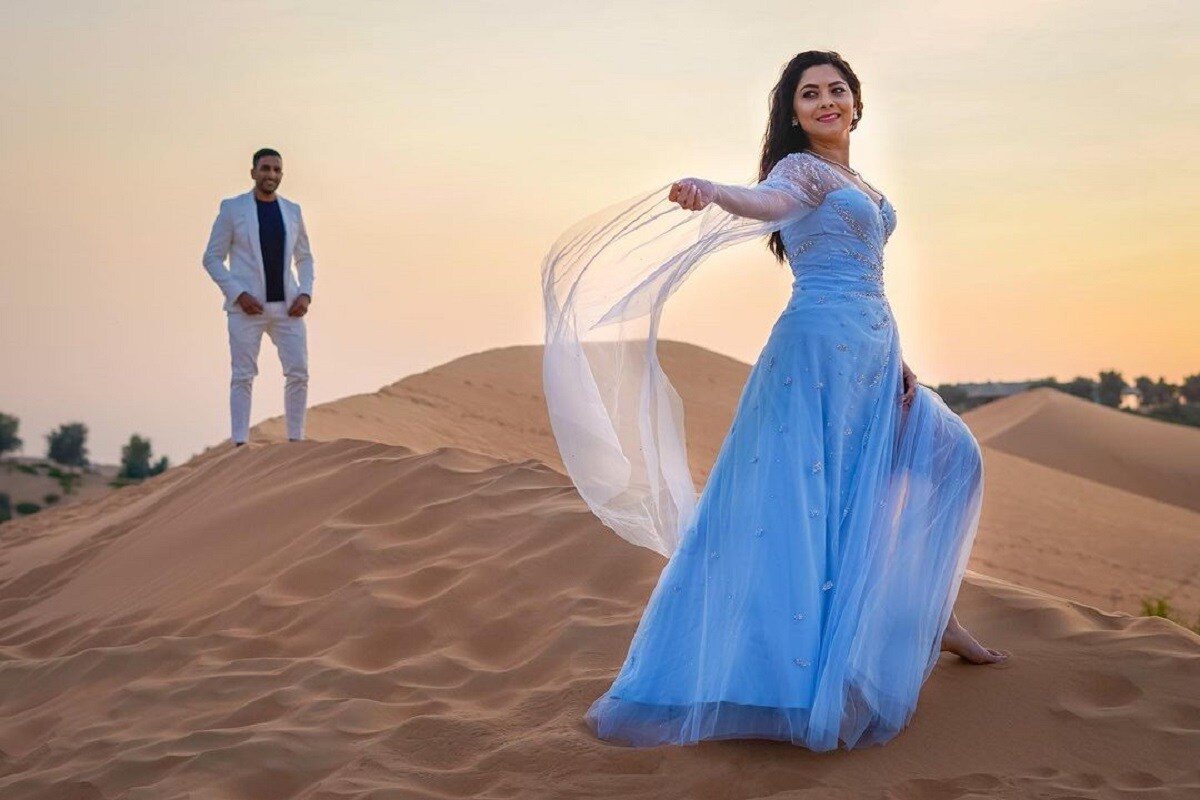 अभिनेत्री सोनाली कुलकर्णीने (Sonalee Kulkarni) मागील वर्षी तिच्या रिलेशनशिपचा तसेच साखरपुड्याचा खुलासा केला होता. तर तिच्या वाढदिवशी तिने तिच्या एन्गेजमेंटची घोषणा केली होती. तर आता तिच्या साखरपुड्याला वर्ष उलटलं असल्याने सोनाली लग्न कधी करणार असा प्रश्न तिच्या चाहत्यांना पडला आहे. अभिनेत्री सोनाली कुलकर्णीने (Sonalee Kulkarni) मागील वर्षी तिच्या रिलेशनशिपचा तसेच साखरपुड्याचा खुलासा केला होता. तर तिच्या वाढदिवशी तिने तिच्या एन्गेजमेंटची घोषणा केली होती. तर आता तिच्या साखरपुड्याला वर्ष उलटलं असल्याने सोनाली लग्न कधी करणार असा प्रश्न तिच्या चाहत्यांना पडला आहे.