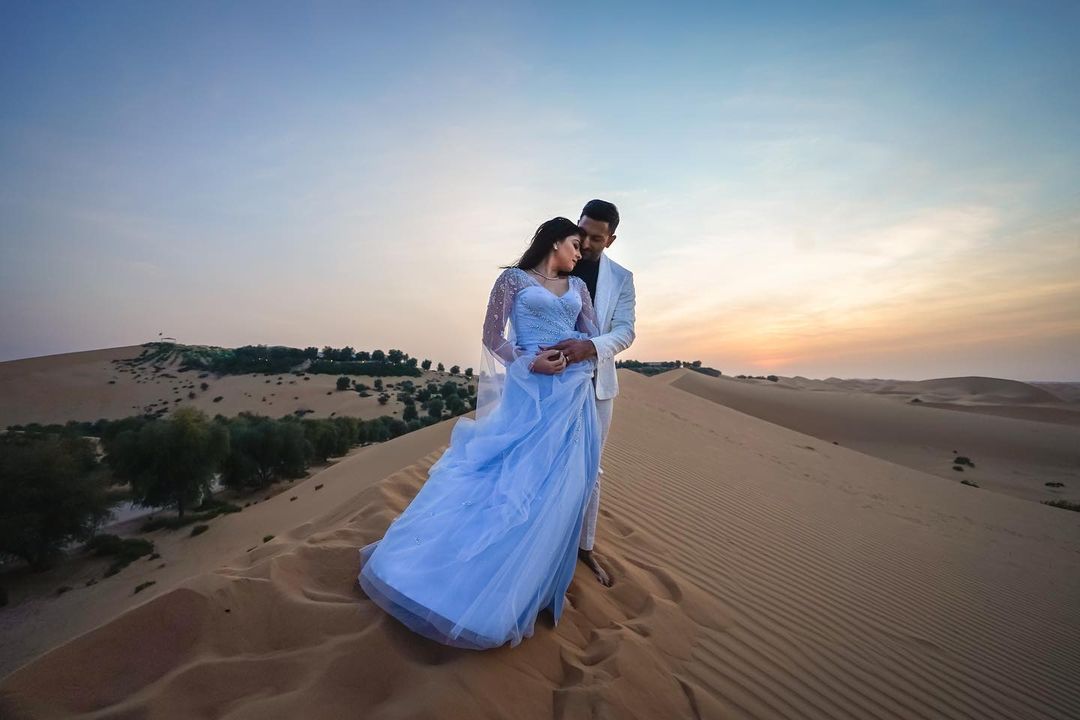 सोनाली आणि कुणाल लंडन मध्ये नातेवाईकांच्या कार्यक्रमात भेटले होते. त्यानंतर ते एकमेकांच्या प्रेमात पडले. सोनाली आणि कुणाल लंडन मध्ये नातेवाईकांच्या कार्यक्रमात भेटले होते. त्यानंतर ते एकमेकांच्या प्रेमात पडले.