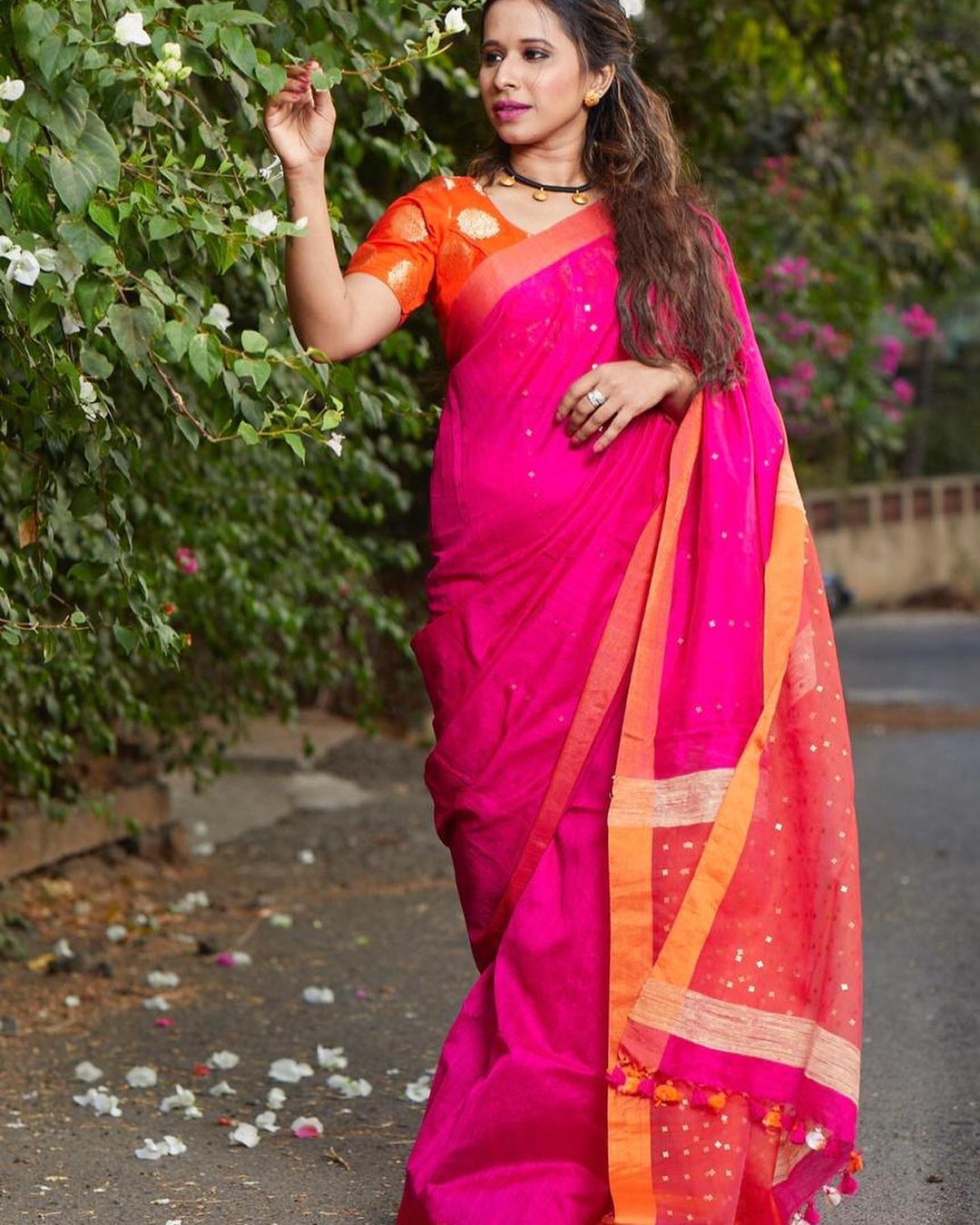 साडी नेसण्याची श्रेयाची ही काही पहिली वेळ नाही. मात्र प्रत्येक साडीमध्ये श्रेया खुपचं उठून दिसते. साडी नेसण्याची श्रेयाची ही काही पहिली वेळ नाही. मात्र प्रत्येक साडीमध्ये श्रेया खुपचं उठून दिसते.