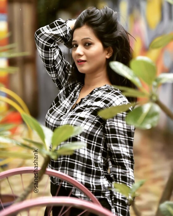 नाती खेळ, एक अलबेला, वजनदार, कंडीशन अप्लाय, फूल , विकून टाक या चित्रपटात तिने अभिनय केला आहे. 