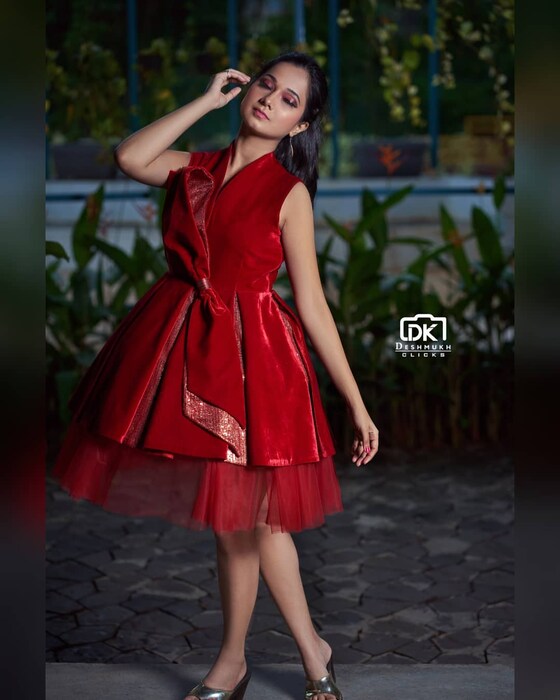 राधा सोशल मीडियाच्या माध्यमातून चाहत्यांच्या संपर्कात असते.