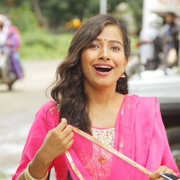 देवमाणूस या लोकप्रिय मालिकेत अस्मिता डिम्पल हे पात्र साकारत आहे.