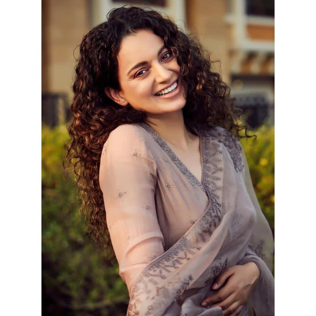 अभिनेत्री कंगनाचं ट्विटल अकाउंट हे बॅन करण्यात आलं. आहे. नेहमीच वादग्रस्त वक्तव्य करणाऱ्या कंगानाला ट्विटर ने मोठा धक्का दिला आहे. पश्चिम बंगाल मधील हिंसाचाराचे अनेक फोटो तिने पोस्ट केले होते. त्यानंर तिचं अकाउंट बंद करण्यात आलं. अभिनेत्री कंगनाचं ट्विटल अकाउंट हे बॅन करण्यात आलं. आहे. नेहमीच वादग्रस्त वक्तव्य करणाऱ्या कंगानाला ट्विटर ने मोठा धक्का दिला आहे. पश्चिम बंगाल मधील हिंसाचाराचे अनेक फोटो तिने पोस्ट केले होते. त्यानंर तिचं अकाउंट बंद करण्यात आलं.
