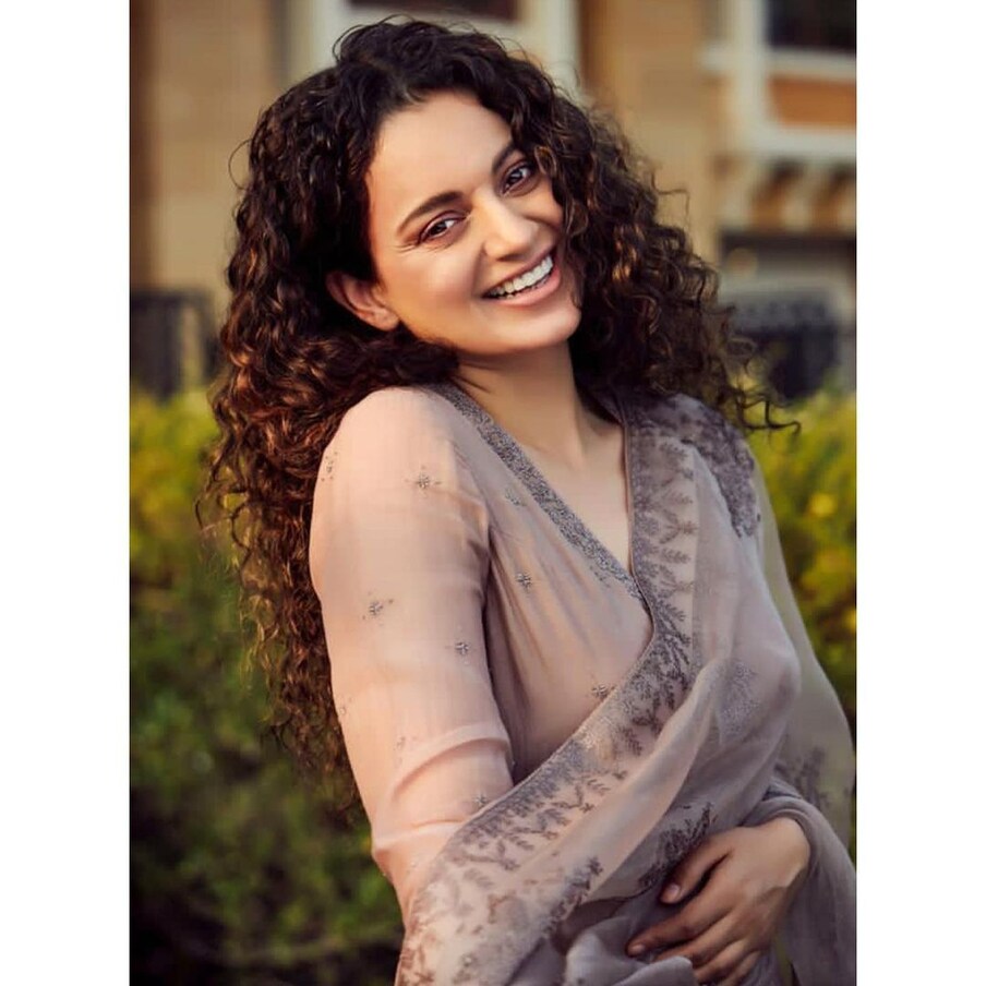 अभिनेत्री कंगनाचं ट्विटल अकाउंट हे बॅन करण्यात आलं. आहे. नेहमीच वादग्रस्त वक्तव्य करणाऱ्या कंगानाला ट्विटर ने मोठा धक्का दिला आहे. पश्चिम बंगाल मधील हिंसाचाराचे अनेक फोटो तिने पोस्ट केले होते. त्यानंर तिचं अकाउंट बंद करण्यात आलं.