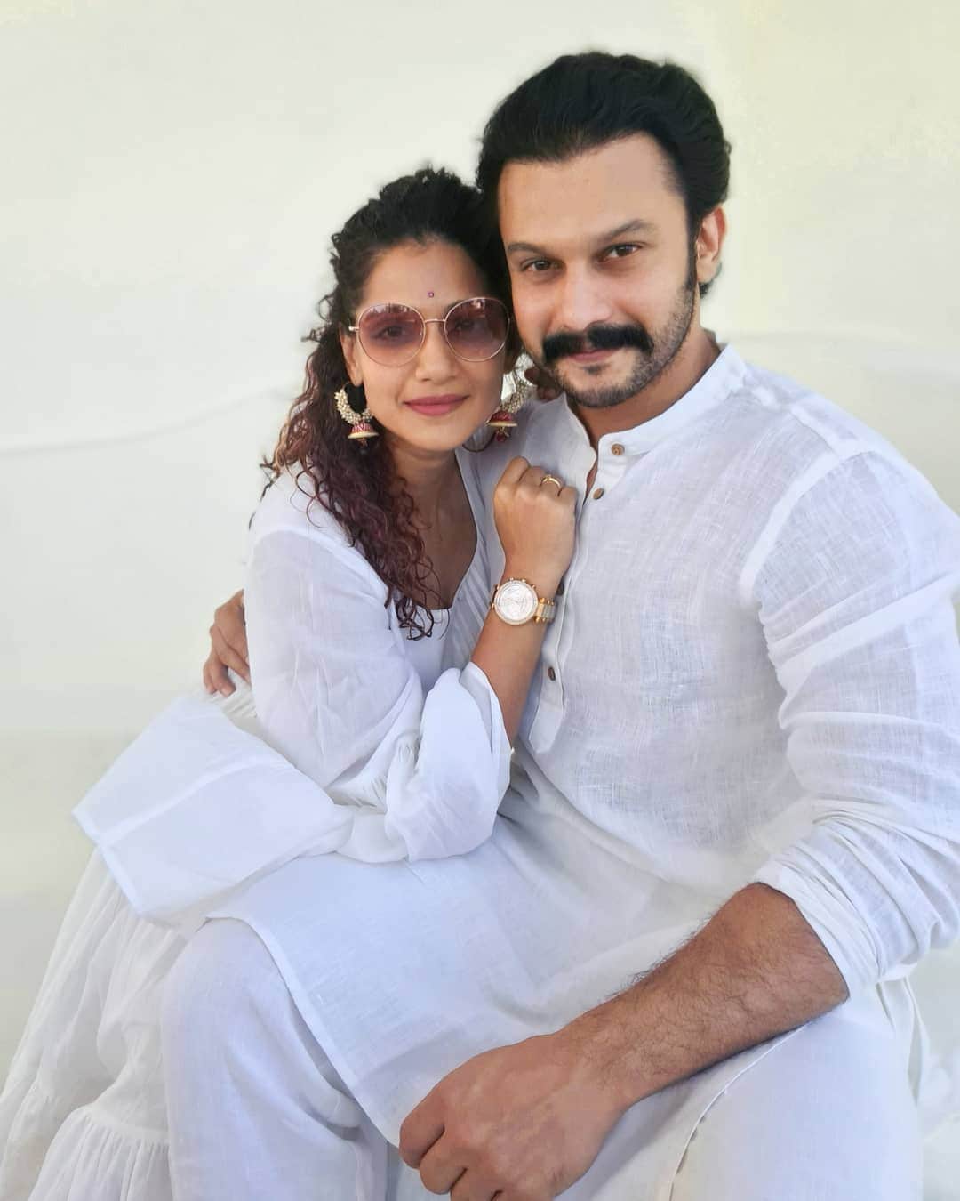 सिनेसृष्टीतील एक रोमॅन्टीक कपल म्हणून आदिनाथ आणि उर्मिला ओळखले जातात. अनेकदा ते कुटुंबासोबत वेळ घालवताना दिसतात. सिनेसृष्टीतील एक रोमॅन्टीक कपल म्हणून आदिनाथ आणि उर्मिला ओळखले जातात. अनेकदा ते कुटुंबासोबत वेळ घालवताना दिसतात.