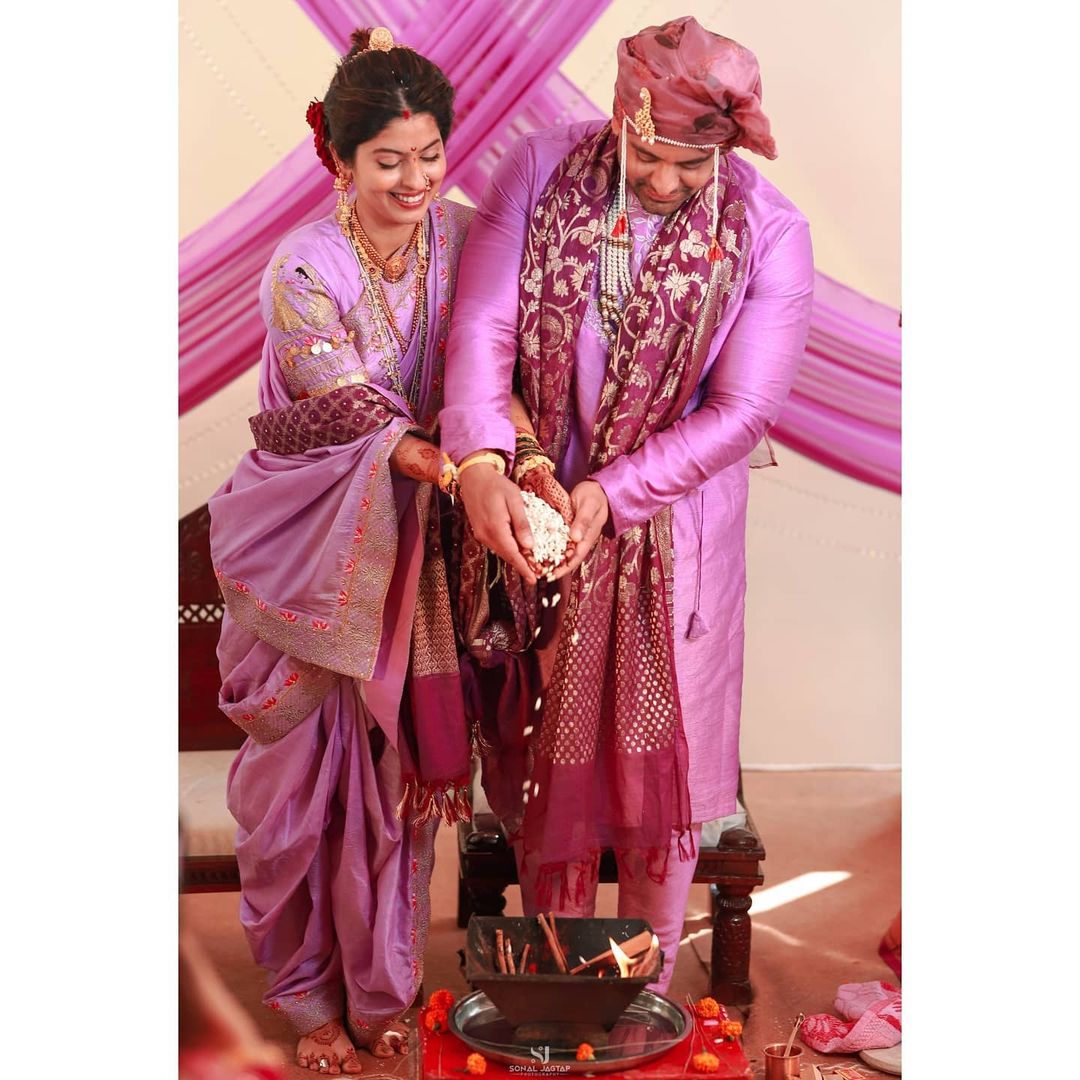 अभिज्ञा आणि मेहूल ने अगदी सुंदर आणि लक्षात राहण्याजोगा विवाहसोहळा केला होता. त्यांच्या आउटफिट्सची विशेष चर्चा रंगली होती. अभिज्ञा आणि मेहूल ने अगदी सुंदर आणि लक्षात राहण्याजोगा विवाहसोहळा केला होता. त्यांच्या आउटफिट्सची विशेष चर्चा रंगली होती.