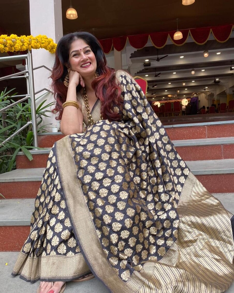 अभिनेत्री रेशम टिपणीस यांचं लग्न अभिनेता संजीव सेठ यांच्यासोबत लग्नं झालं होतं. मात्र काही वर्षातचं हे दोघे विभक्त झाले होते. 