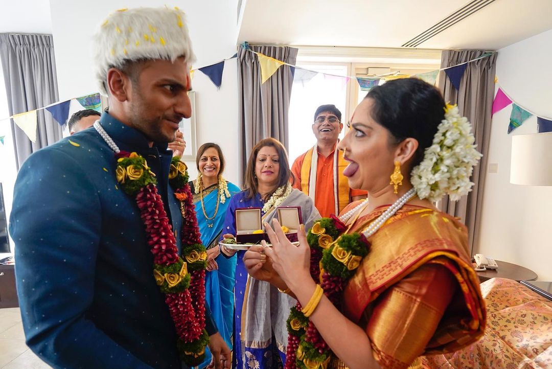 दुबईत पारंपारिक मराठमोळ्या पद्धतिने त्यांनी साखरपुडा केला होता. तर मोजक्या कुटुंबियासोबत हा सोहळा पार पडला होता. दुबईत पारंपारिक मराठमोळ्या पद्धतिने त्यांनी साखरपुडा केला होता. तर मोजक्या कुटुंबियासोबत हा सोहळा पार पडला होता.