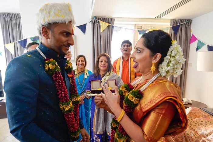 दुबईत पारंपारिक मराठमोळ्या पद्धतिने त्यांनी साखरपुडा केला होता. तर मोजक्या कुटुंबियासोबत हा सोहळा पार पडला होता.