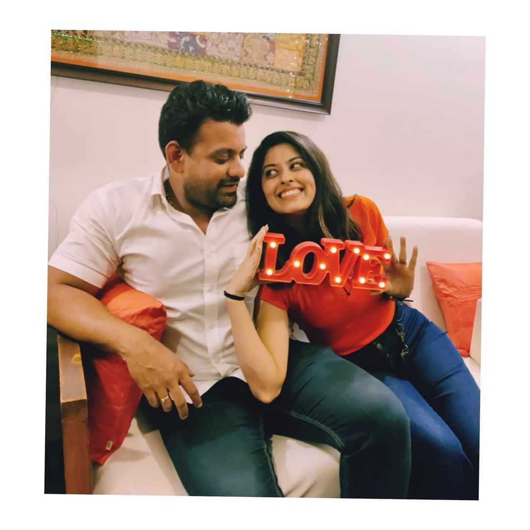 अभिज्ञा आणि मेहूल यांनी मुंबईत वर्षाच्या सुरूवातीला म्हणजेच 6 जानेवारी 2021 ला धुमधडाक्यात लग्न केलं होतं. तर लग्नाला इंडस्ट्रीतील अनेक लोत उपस्थित होते. अभिज्ञा आणि मेहूल यांनी मुंबईत वर्षाच्या सुरूवातीला म्हणजेच 6 जानेवारी 2021 ला धुमधडाक्यात लग्न केलं होतं. तर लग्नाला इंडस्ट्रीतील अनेक लोत उपस्थित होते.