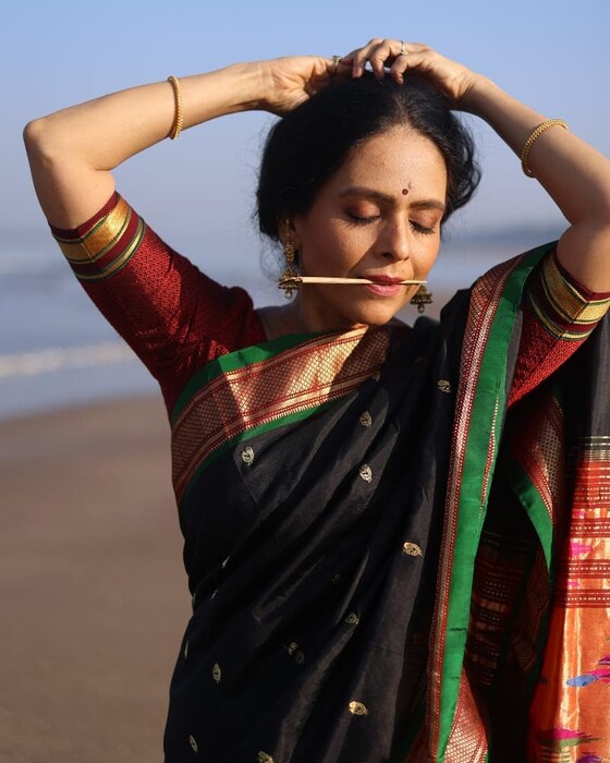 अतिशय सशक्त आणि प्रेमळ दोन्ही भूमिका ऐश्वर्या सहजपणे निभावतात.