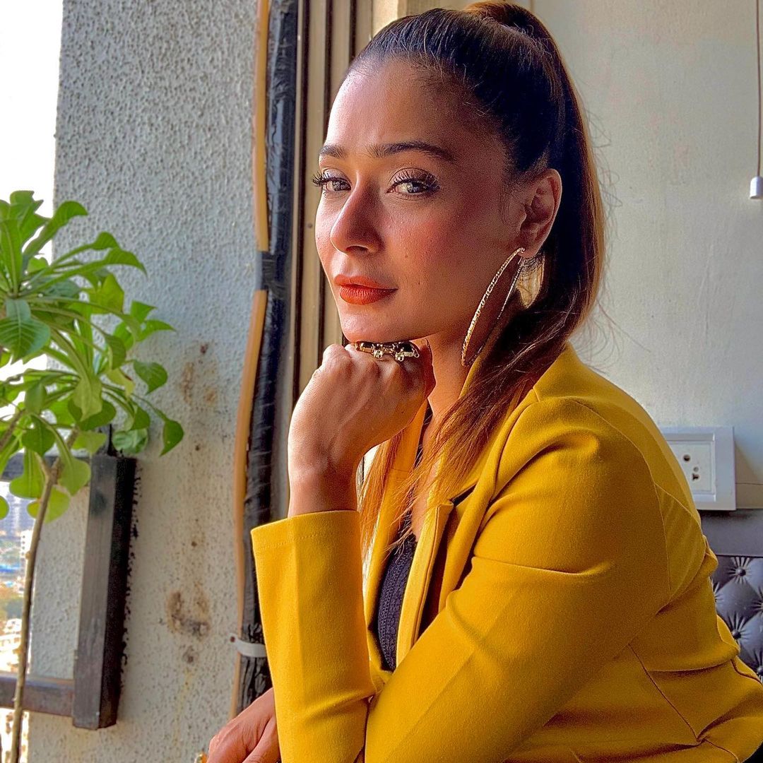 छोट्या पडद्यावरील अभिनेत्री सारा खानने सुद्धा आपल्या ओठांची सर्जरी करून घेतली आहे. मात्र त्यामुळे तिचा चेहरा खुपचं वेगळा दिसत आहे. छोट्या पडद्यावरील अभिनेत्री सारा खानने सुद्धा आपल्या ओठांची सर्जरी करून घेतली आहे. मात्र त्यामुळे तिचा चेहरा खुपचं वेगळा दिसत आहे.