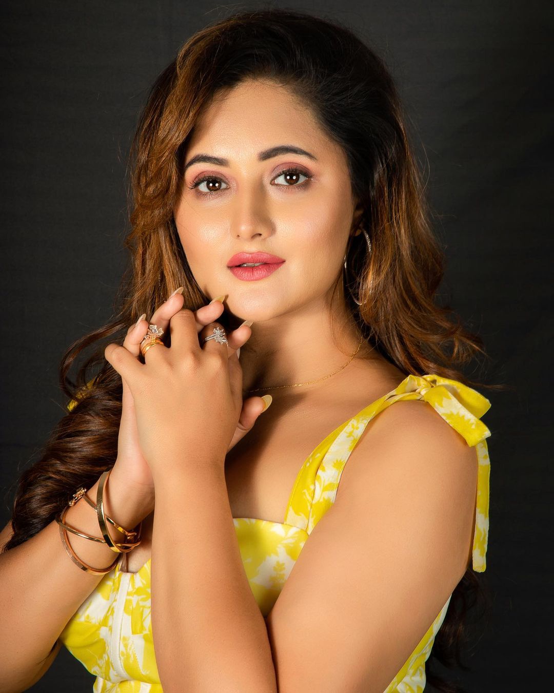 'उतरण' फेम अभिनेत्री रश्मी देसाईने आपला सह-कलाकार नंदिश संधू सोबत लग्न केलं होतं. मात्र अवघ्या 5 वर्षातच हा संसार मोडला. या दोघांनी घटस्फोट घेतला आहे.