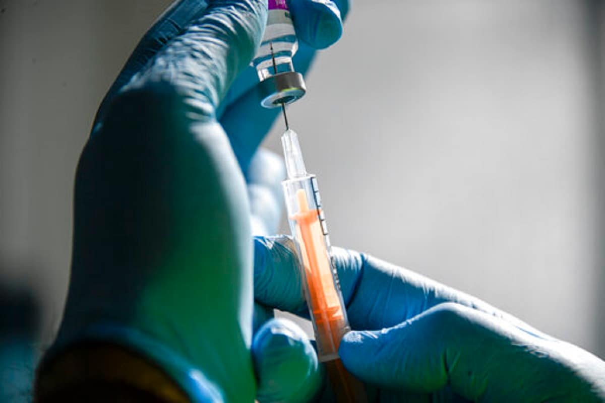 Corona vaccine न घेण्याची चूक पडली महागात? लसीकरण न झालेल्या 98% नागरिकांनी कोरोनामुळे गमावला जीव