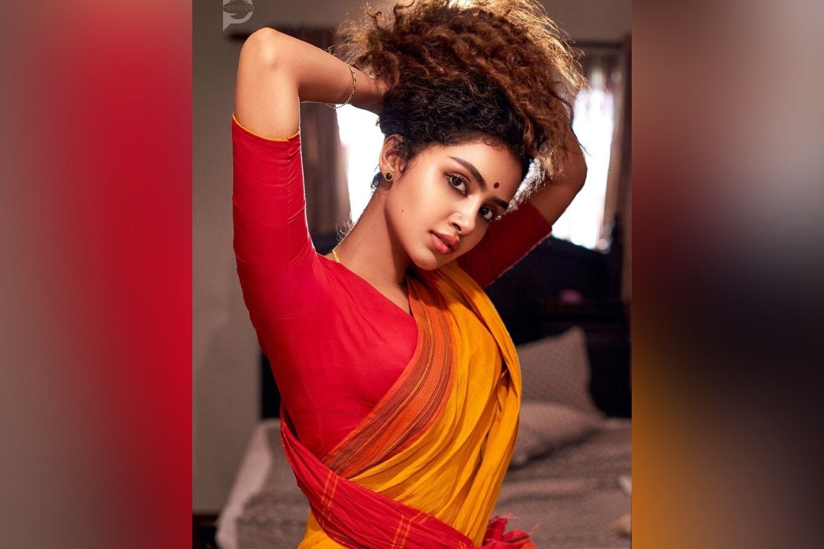 याआधीही अनुपमाने तिच्या सोशल मीडिया अकाऊंटर साडीमधले फोटो शेअर (Anupama Parameswaran Saree Photos) केले आहेत. याआधीही अनुपमाने तिच्या सोशल मीडिया अकाऊंटर साडीमधले फोटो शेअर (Anupama Parameswaran Saree Photos) केले आहेत.