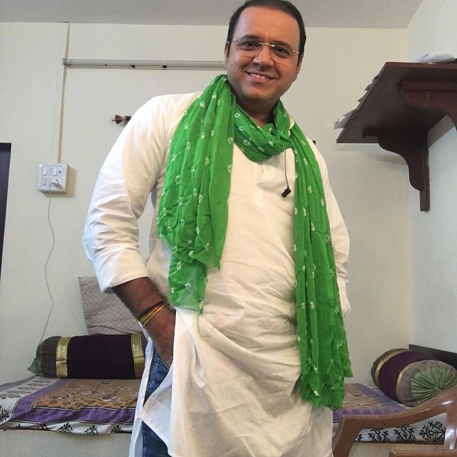 'आत्माराम भिड़े' म्हणजेच अभिनेते मंदार चांदवाडकर हे मालिकेतील एक फेमस पात्र आहे. ते एका एपिसोडसाठी 30 हजार रुपये घेतात. 