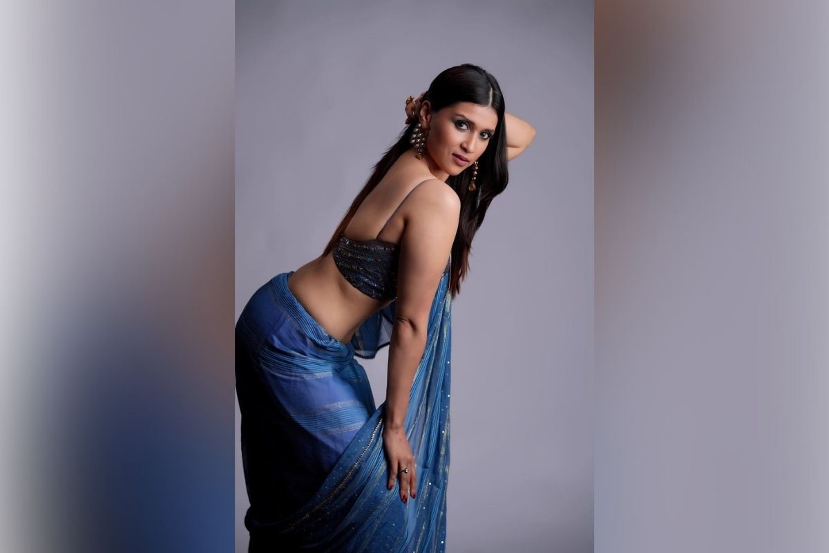 मन्नारा चोप्राने तेलुगू सुपरस्टार साई धर्म तेजसोबत 'Thikka' या चित्रपटात काम केलं आहे.