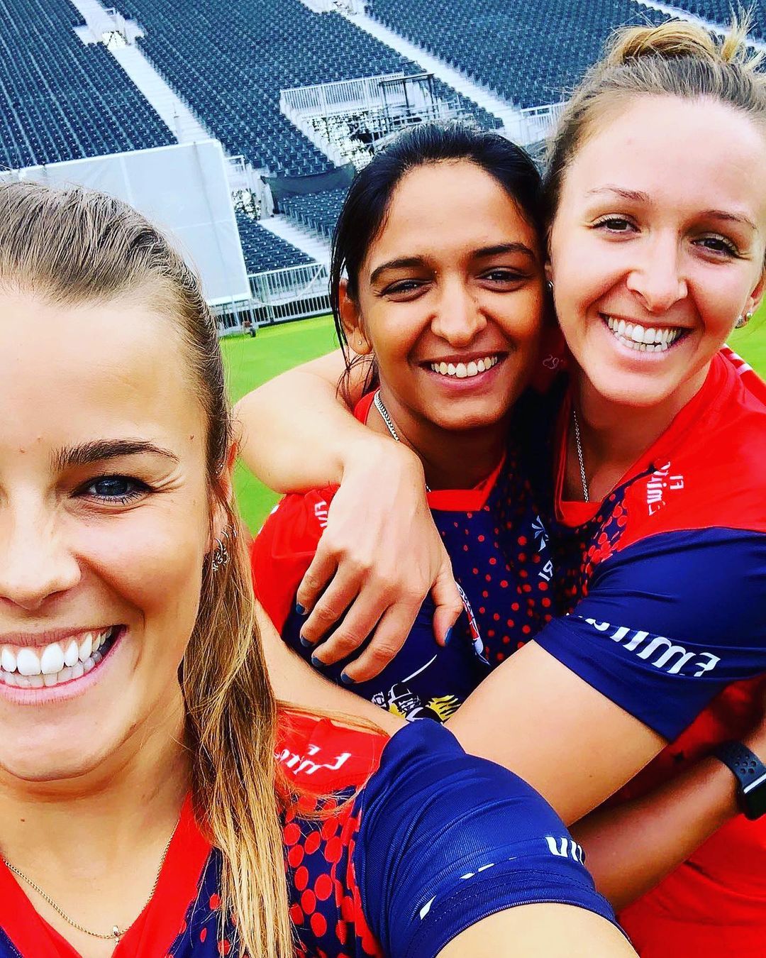 'भारत सध्या कोरोनाशी लढत आहे, त्यामुळे IPL 2021 मॅचेस तुर्तास पुढे ढकलण्यात आल्या आहेत. तर माझ्याकडून भारतासाठी खूप खूप प्रेम' असं कॅप्शन तिने फोटोला दिलं आहे. 'भारत सध्या कोरोनाशी लढत आहे, त्यामुळे IPL 2021 मॅचेस तुर्तास पुढे ढकलण्यात आल्या आहेत. तर माझ्याकडून भारतासाठी खूप खूप प्रेम' असं कॅप्शन तिने फोटोला दिलं आहे.
