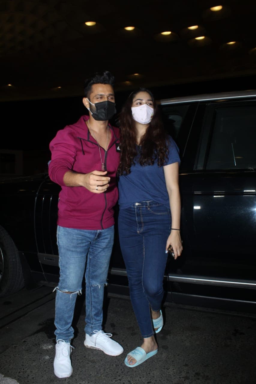 बिग बॉस फेम अभिनेता सिंगर राहूल वैद्य देखिल या पर्वात दिसणार आहे. राहूल गर्लफ्रेंड दिशा परमार सोबत एअरपोर्टवर स्पॉट झाला. राहूलला निरोप देण्यासाठी ती आली होती. बिग बॉस फेम अभिनेता सिंगर राहूल वैद्य देखिल या पर्वात दिसणार आहे. राहूल गर्लफ्रेंड दिशा परमार सोबत एअरपोर्टवर स्पॉट झाला. राहूलला निरोप देण्यासाठी ती आली होती.