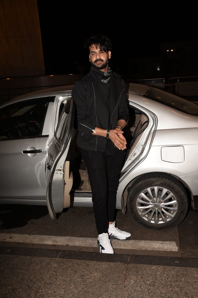 बिग बॉस 13 फेम अभिनेता विशाल आदित्य सिंह आता खतरों के खिलाड़ी मध्ये स्टंट करणार आहे. तो ही केप टाउन साठी रवाना झाला. बिग बॉस 13 फेम अभिनेता विशाल आदित्य सिंह आता खतरों के खिलाड़ी मध्ये स्टंट करणार आहे. तो ही केप टाउन साठी रवाना झाला.