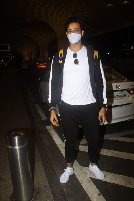 'महाभारत' फेम अभिनेता सौरभ राज जैन 'खतरों के खिलाड़ी 11' मध्ये दिसणार आहे. तो एअरपोर्टवर स्पॉट झाला.