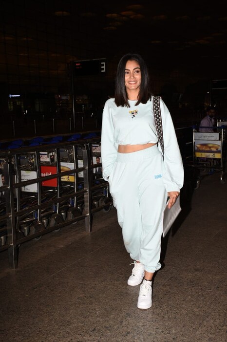 अभिनेत्री सना मकबूल देखिल एअरपोर्टनर दिसली. ती देखिल यो शे मध्ये दिसणार आहे.