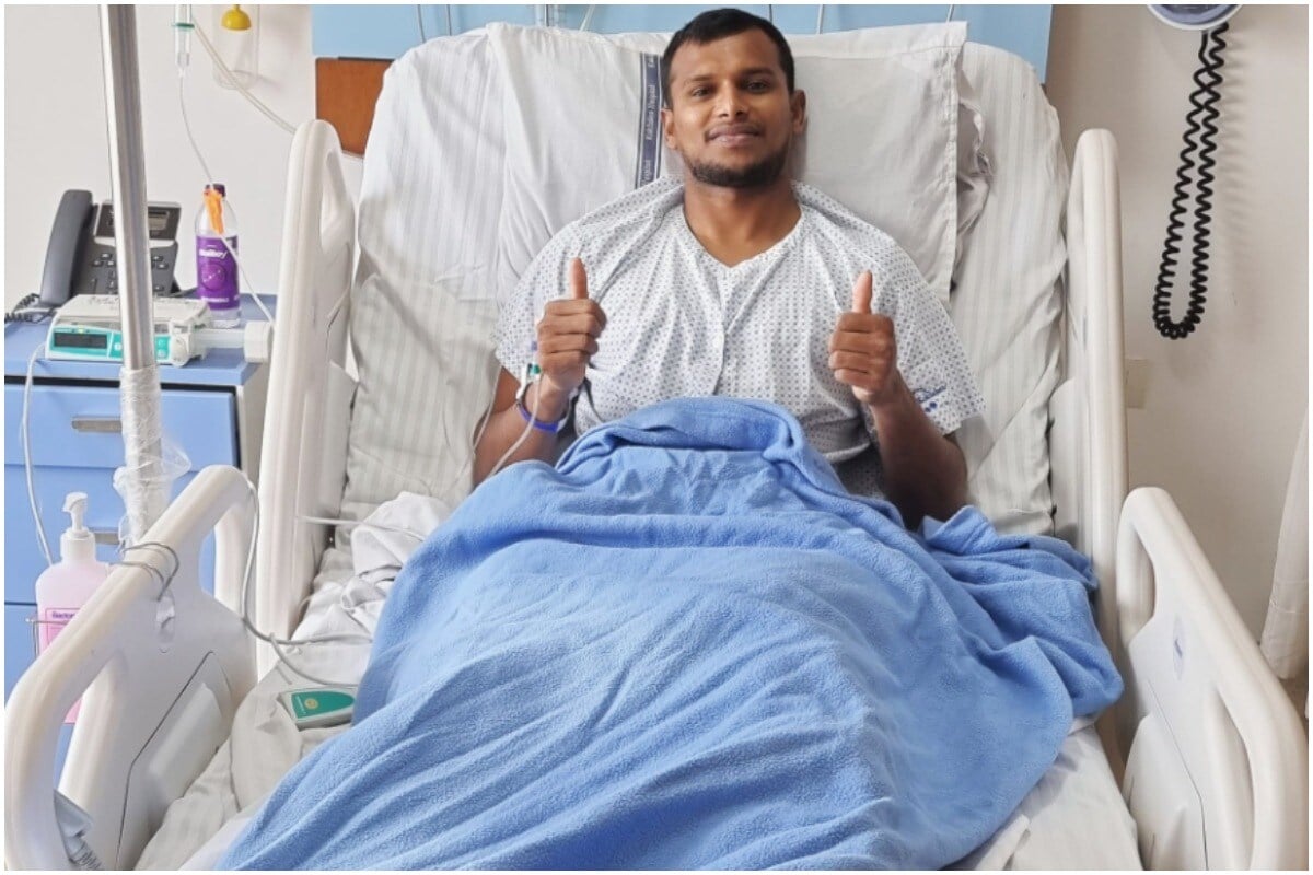 भारताचा डावखुरा फास्ट बॉलर टी नटराजन याच्यावर काहीच दिवसांपूर्वी शस्त्रक्रिया करण्यात आली होती. आयपीएलच्या 14व्या मोसमात नटराजन फक्त 2 सामनेच खेळू शकला होता. नटराजनने भारताकडून 1टेस्ट, 2 वनडे आणि 4 टी-20 खेळल्या आहेत. ऑस्ट्रेलियाविरुद्ध ब्रिस्बेनमध्ये झालेल्या चौथ्या टेस्टमध्ये नटराजन खेळला होता, या सामन्यात भारताचा 3 विकेटने रोमांचक विजय झाला होता. या मॅचच्या पहिल्या इनिंगमध्ये नटराजनने 3 विकेट घेतल्या होत्या. भारताचा डावखुरा फास्ट बॉलर टी नटराजन याच्यावर काहीच दिवसांपूर्वी शस्त्रक्रिया करण्यात आली होती. आयपीएलच्या 14व्या मोसमात नटराजन फक्त 2 सामनेच खेळू शकला होता. नटराजनने भारताकडून 1टेस्ट, 2 वनडे आणि 4 टी-20 खेळल्या आहेत. ऑस्ट्रेलियाविरुद्ध ब्रिस्बेनमध्ये झालेल्या चौथ्या टेस्टमध्ये नटराजन खेळला होता, या सामन्यात भारताचा 3 विकेटने रोमांचक विजय झाला होता. या मॅचच्या पहिल्या इनिंगमध्ये नटराजनने 3 विकेट घेतल्या होत्या.