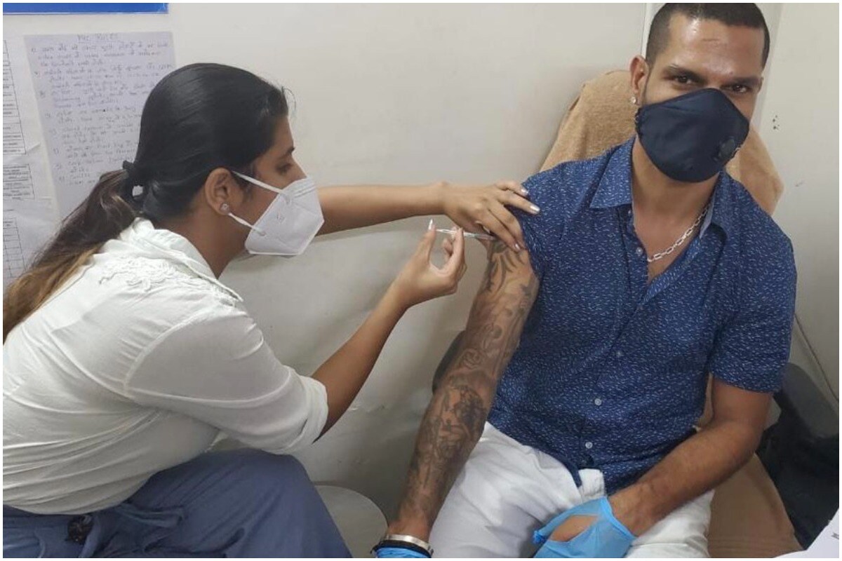 याआधी टीम इंडियाचा ओपनर शिखर धवन यानेही कोरोनाची लस घेतली होती. त्यानेही लस घेतानाचा फोटो सोशल मीडियावर शेयर केला होता. टीम इंडियाच्या खेळाडूंना कोरोनाची कोव्हिशिल्ड लस घ्यायचा सल्ला देण्यात आला आहे, कारण जेव्हा त्यांची दुसऱ्या डोसची तारीख येईल, तेव्हा ते इंग्लंडमध्ये असतील आणि तिकडे कोव्हिशिल्डची दुसरी लस सहज उपलब्ध होईल. याआधी टीम इंडियाचा ओपनर शिखर धवन यानेही कोरोनाची लस घेतली होती. त्यानेही लस घेतानाचा फोटो सोशल मीडियावर शेयर केला होता. टीम इंडियाच्या खेळाडूंना कोरोनाची कोव्हिशिल्ड लस घ्यायचा सल्ला देण्यात आला आहे, कारण जेव्हा त्यांची दुसऱ्या डोसची तारीख येईल, तेव्हा ते इंग्लंडमध्ये असतील आणि तिकडे कोव्हिशिल्डची दुसरी लस सहज उपलब्ध होईल.