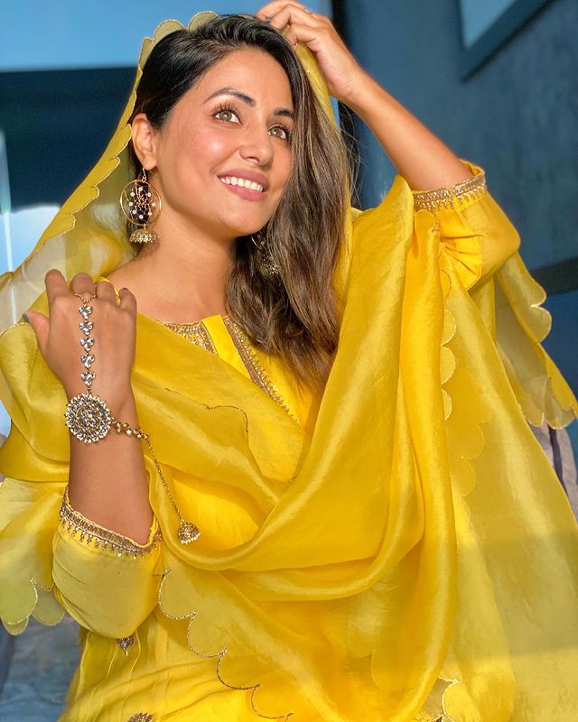 तुम्ही हिना खानसारखा असा लुक कॅरी करू शकता. पिवळ्या रंगाच्या ड्रेसमध्ये हिना अतिशय सुंदर दिसत आहे. तर तिने आकर्षक ज्वेलरीही परिधान केली आहे. तुम्ही हिना खानसारखा असा लुक कॅरी करू शकता. पिवळ्या रंगाच्या ड्रेसमध्ये हिना अतिशय सुंदर दिसत आहे. तर तिने आकर्षक ज्वेलरीही परिधान केली आहे.