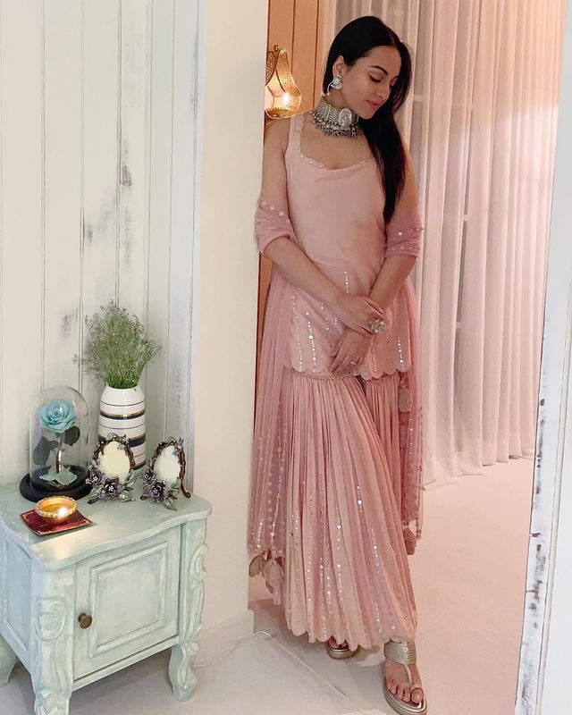 सोनाक्षी सिन्हासारखा शराराही तुम्ही घालू शकता. या ड्रेसमध्ये सोनाक्षी अतिशय आकर्षक दिसत आहे. या ड्रेसवर तिने सुंदर चोकर नेकपिसही घातला आहे. सोनाक्षी सिन्हासारखा शराराही तुम्ही घालू शकता. या ड्रेसमध्ये सोनाक्षी अतिशय आकर्षक दिसत आहे. या ड्रेसवर तिने सुंदर चोकर नेकपिसही घातला आहे.